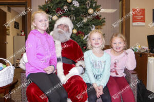 Minnwest Santa -  Carly and Ruby Gillette, Emmarie Johnson (9 of 14)