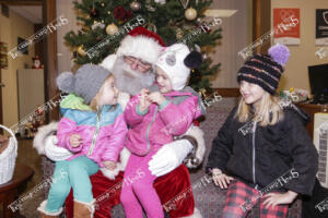 Minnwest Santa -  Everly, Emsleigh, and Ellie Holm (8 of 14)