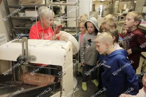 bakery.breadcutter